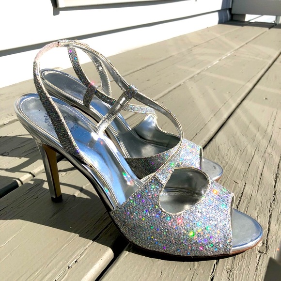 Silver Heels - Picture 1 of 8